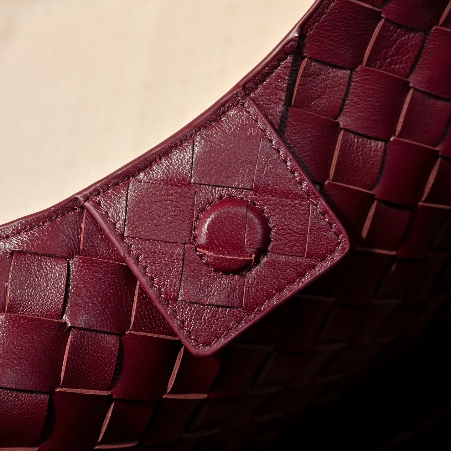 Batch 2160 new products are coming! BOTTEGA VENETA Bottega Veneta's 2025 new Campana shoulder bag is on the market~ First of all, I would like to praise the weight of this bag. As a not too small bag, it is very light for daily use. For people like me who need to carry a lot of belongings when going out, this advantage is great, and it greatly reduces the burden of traveling. 🛍️The shape is a bit like a combination of parachute and jodie. The blunt triangle shape is cute and honest. Carrying it on your back when going shopping is a good mood accelerator. The handles and body of the bag are both classic weaves. A tie is added to the original open design. If it is not tied up, the bag will look like a small vegetable basket when carried. Style number: 4249 Size: 33*20*16.5cm